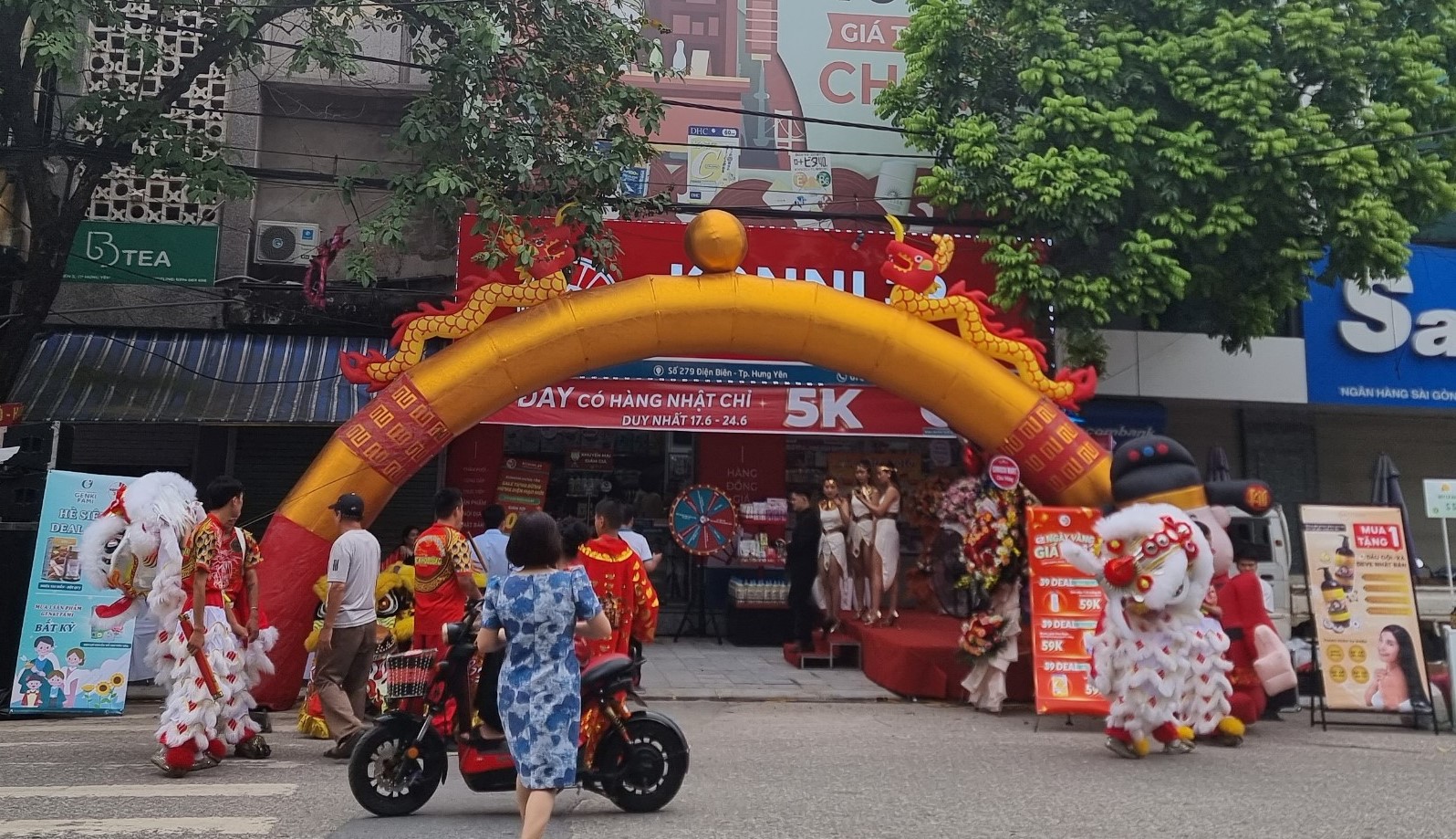 0. Bí quyết giúp kinh doanh quán thành công – Tạo sự chú ý trong ngày khai trương